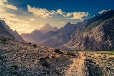 Pakistan 'daki Karakoram dağlarındaki K2 ana kampına giden yol..