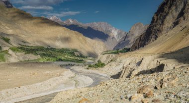 Pakistan 'daki Karakoram Dağları' nda deresi olan güzel vadi..