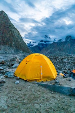 Pakistan 'ın Baltoro Buzul Dağları' nda yalnız bir çadır. K2 ana kampına yönelin..