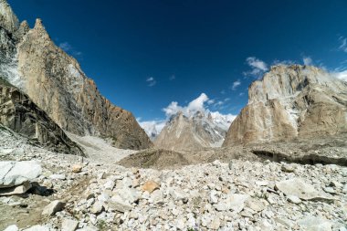 Karakoram dağ sırasının zirveleri Baltoro buzulundan.