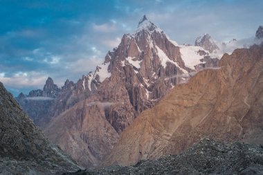 Pakistan 'daki Karakoram Dağları' ndaki Majestic Trango Kuleleri.