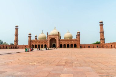 Lahore, Pakistan - 5 Ağustos 2018: Lahor, Pakistan 'daki Görkemli Badshahi Camii. Popüler turist eğlencesi. İllüstrasyon Editörü.