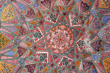 Pakistan 'ın Lahor kentindeki Vezir Han Camii' nde sanatsal tarihi tavan.