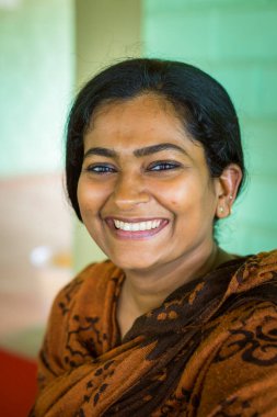 Karnataka, Hindistan - 17 Ağustos 2018: Karnataka, Hindistan 'da yaşayan zeki görünümlü yerli bir kadının portresi. İllüstrasyon Editörü.