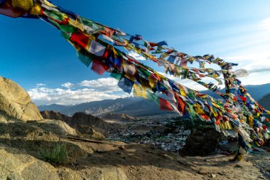 Hindistan 'da Ladakh Krallığı' nda Budist dua bayrakları. Burası popüler bir turist merkezi..