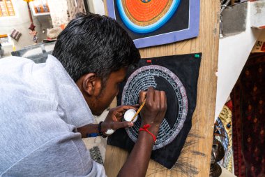 Leh, Hindistan - 24 Ağustos 2018: Adam Leh sokaklarına bir Budist sembolü çiziyor. İllüstrasyon Editörü.