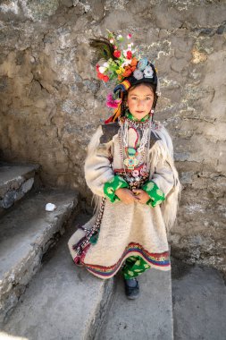 Ladakh, Hindistan - 29 Ağustos 2018: Ladakh, Hindistan 'da geleneksel kostümlü yerli kız. İllüstrasyon Editörü.