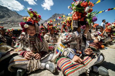 Ladakh, Hindistan - 29 Ağustos 2018: Geleneksel kostümlü yerli çocuklar Ladakh, Hindistan 'da performanslarını bekliyorlar. İllüstrasyon Editörü.