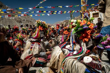 Ladakh, Hindistan - 29 Ağustos 2018: Ladakh, Hindistan 'da geleneksel renkli kostümlü oyuncular oynuyor ve dans ediyor. İllüstrasyon Editörü.