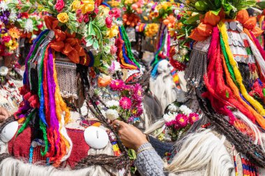 Ladakh, Hindistan - 29 Ağustos 2018: Ladakh, Hindistan 'da düzenlenen festivalde geleneksel renkli şapkalar. İllüstrasyon Editörü.