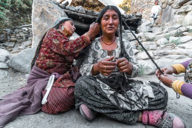 Ladakh, Hindistan - 29 Ağustos 2018: Ladakh, Hindistan 'da yerli yaşlı bir kadın, yaklaşan festival için saçını yaptırıyor. İllüstrasyon Editörü.