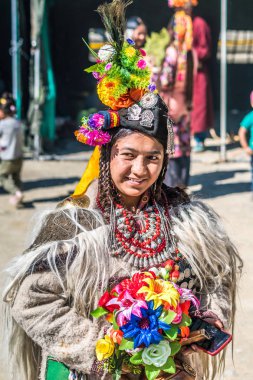 Ladakh, Hindistan - 29 Ağustos 2018: Ladakh, Hindistan 'da geleneksel renkli kostümlü genç bir yerli kadının portresi. İllüstrasyon Editörü.
