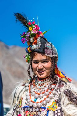 Ladakh, Hindistan - 29 Ağustos 2018: Ladakh, Hindistan 'da geleneksel renkli kostümlü güzel yerli bir kadının portresi. İllüstrasyon Editörü.