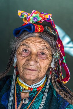 Ladakh, Hindistan - 29 Ağustos 2018: Ladakh, Hindistan 'da geleneksel renkli şapkalı yaşlı yerli bir kadının portresi. İllüstrasyon Editörü.
