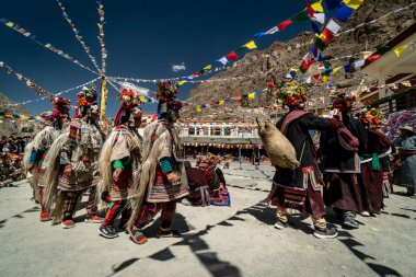 Ladakh, Hindistan - 29 Ağustos 2018: Ladakh, Hindistan 'da geleneksel kostümlü oyuncular oynuyor ve dans ediyor. İllüstrasyon Editörü.
