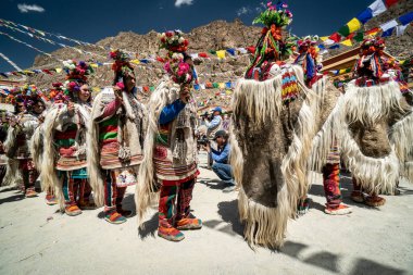 Ladakh, Hindistan - 29 Ağustos 2018: Ladakh, Hindistan 'da geleneksel kostümlü oyuncular oynuyor ve dans ediyor. İllüstrasyon Editörü.