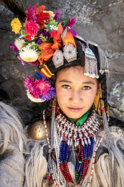 Ladakh, Hindistan - 29 Ağustos 2018: Ladakh, Hindistan 'da geleneksel kostümlü yerli bir kızın portresi. İllüstrasyon Editörü.