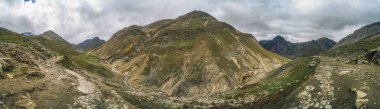 Kashmir dağlarının bulutlu bir günde panoramik manzarası.