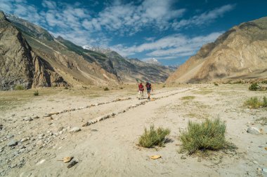 Karakoram, Pakistan - 22 Temmuz 2018: Pakistan 'daki Karakoram Dağları' ndaki güzel vadide yürüyen yürüyüşçüler. İllüstrasyon Editörü.