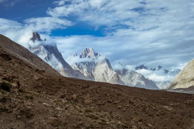 Pakistan 'daki Karakoram Dağları' ndaki Trango Kulelerinin günışığı zirveleri