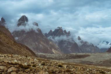 Pakistan 'daki Karakoram Dağları' ndaki Baltoro buzulunun üzerindeki Trango Kulelerinin görkemli zirveleri.