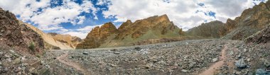 Popüler Markha Vadisi 'nin panoramik manzarası Hindistan' daki eski Budist krallığı Ladakh 'ta..