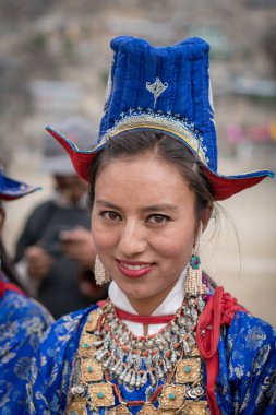 Ladakh, Hindistan - 4 Eylül 2018: Ladakh festivalinde geleneksel giysiler içindeki çekici genç Hintlinin portresi. İllüstrasyon Editörü.