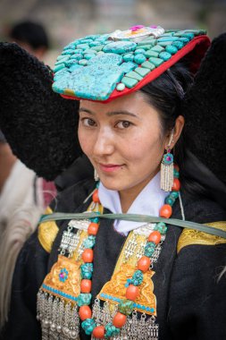 Ladakh, Hindistan - 4 Eylül 2018: Ladakh festivalinde geleneksel giysiler içinde çekici genç bir Hintlinin portresi. İllüstrasyon Editörü.