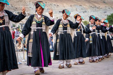 Ladakh, Hindistan - 4 Eylül 2018: Ladakh festivalinde geleneksel giysiler içindeki dansçılar grubu. İllüstrasyon Editörü.