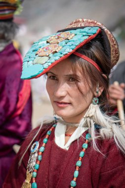 Ladakh, Hindistan - 4 Eylül 2018: Ladakh festivalinde geleneksel giysiler içindeki yerli genç Hintli kadın portresi. İllüstrasyon Editörü.