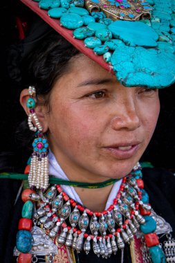 Ladakh, Hindistan - 4 Eylül 2018: Ladakh festivalinde geleneksel giysiler içindeki genç Hintli kadın portresi. İllüstrasyon Editörü.
