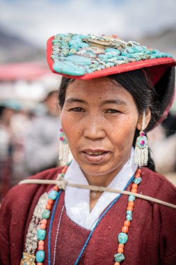 Ladakh, Hindistan - 4 Eylül 2018: Ladakh festivalinde geleneksel kıyafetlerle yerli yerlilerin portresi. İllüstrasyon Editörü.