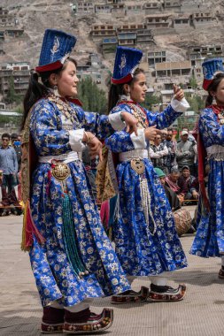 Ladakh, Hindistan - 4 Eylül 2018: Geleneksel kostümlü bir grup kadın Ladakh festivalinde dans edip şarkı söylüyor. İllüstrasyon Editörü.