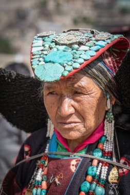 Ladakh, Hindistan - 4 Eylül 2018: Ladakh festivalinde geleneksel giysiler içindeki yaşlı bir Hintli kadının portresi. İllüstrasyon Editörü.
