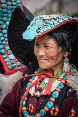 Ladakh, Hindistan - 4 Eylül 2018: Ladakh festivalinde geleneksel giysiler içindeki yaşlı Hintli kadının portresi. İllüstrasyon Editörü.