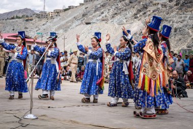 Ladakh, Hindistan - 4 Eylül 2018: Geleneksel kostümlü bir grup kadın Ladakh festivalinde dans edip şarkı söylüyor. İllüstrasyon Editörü.