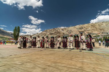 Ladakh, Hindistan - 4 Eylül 2018: Ladakh festivalinde geleneksel giysiler içinde şarkı söyleyen bir grup şarkıcı. İllüstrasyon Editörü.