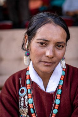 Ladakh, Hindistan - 4 Eylül 2018: Ladakh festivalinde geleneksel giysiler içindeki genç Hintli kadın portresi. İllüstrasyon Editörü.