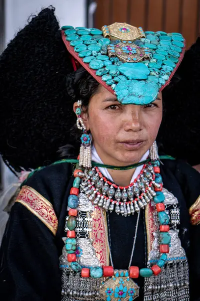 Ladakh, Hindistan - 4 Eylül 2018: Ladakh festivalinde geleneksel giysiler içindeki genç Hintli kadın portresi. İllüstrasyon Editörü.