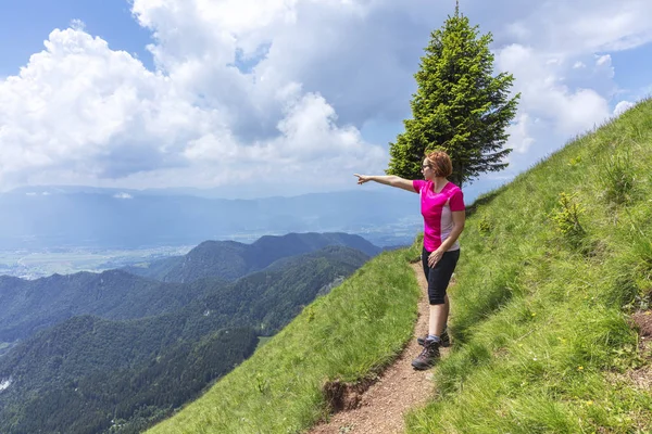 Mulher Ativa Caminhando Nas Montanhas Acima Vale Rastreio Estreito Encosta — Fotografia de Stock