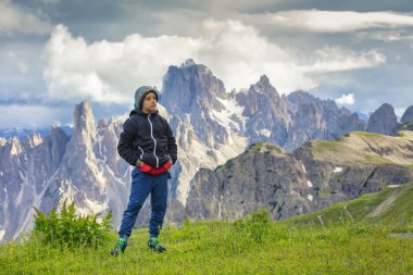 Çocuk gezisinde yüksek dağlara. Çocuk Milli parktan hiking. Yüksek dağ zirveleri içinde belgili tanımlık geçmiş.