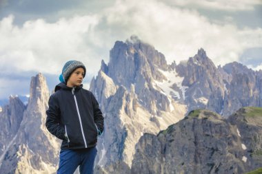 Çocuk gezisinde yüksek dağlara. Çocuk Milli parktan hiking. Yüksek dağ zirveleri içinde belgili tanımlık geçmiş.