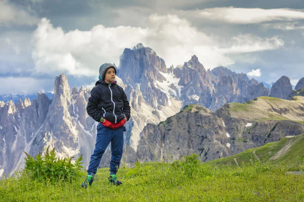 Çocuk gezisinde yüksek dağlara. Çocuk Milli parktan hiking. Yüksek dağ zirveleri içinde belgili tanımlık geçmiş.