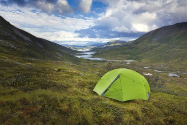 Doğada kamp. Kamp göl ve nehir içinde belgili tanımlık geçmiş üzerinde güzel manzaralı dağlarında.