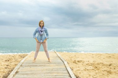 İyimser hayatın. Olumlu bir kadın gücünü. Pozitif aktif yaşam tarzı. Modern bir genç kadın kumsalda onu serbest zaman harcamaktadır.