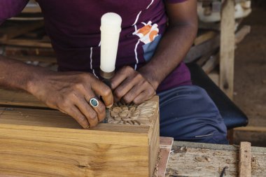 İş adamı. Güzel retro ahşap desen yapma.