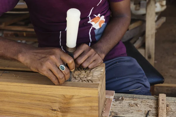 İş adamı. Güzel retro ahşap desen yapma.