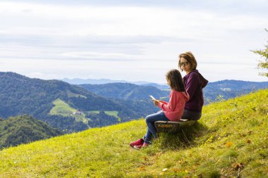 Doğadaki modern yaşam tarzı. Aktif anne ve kız.