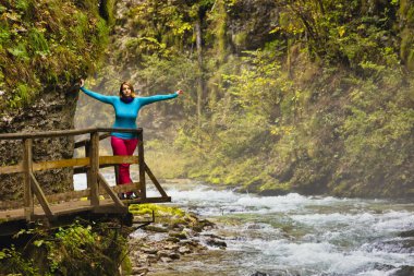 Ulusal Park 'taki vadide yürüyüş yapan aktif bir kadın. Moder