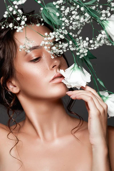 Όμορφη Νεαρή Γυναίκα Φρέσκο Καθαρό Δέρμα Λευκό Λουλούδι Στο Χέρι — Φωτογραφία Αρχείου